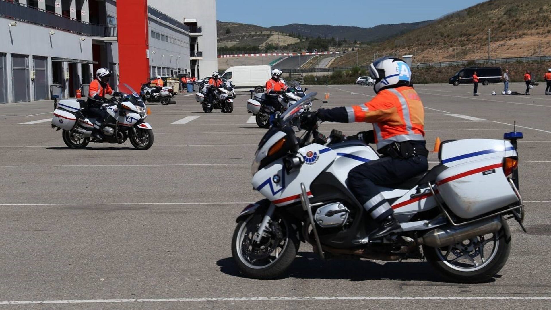 La Ertzaintza se prepara para el Tour perfeccionando su conducción de motos