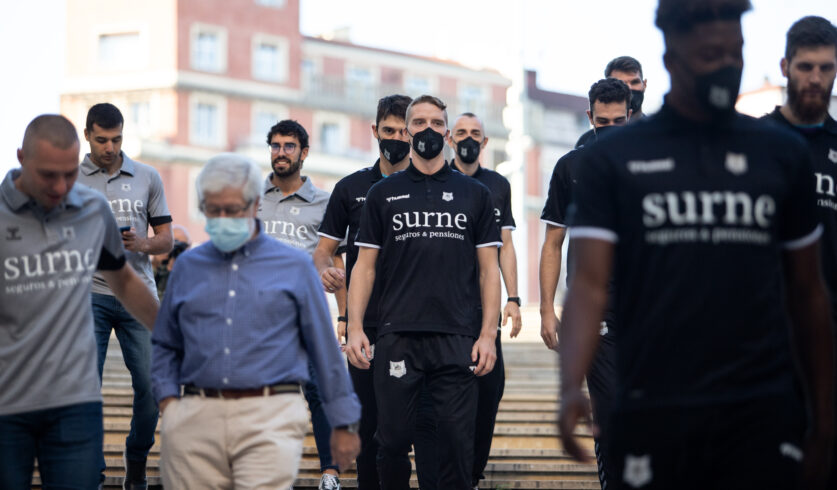 los jugadores del Bilbao Basket caminan con su nuevo patrocinador en las camisetas