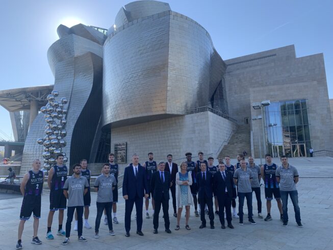 El Bilbao Basket y Surne ante el Guggenheim