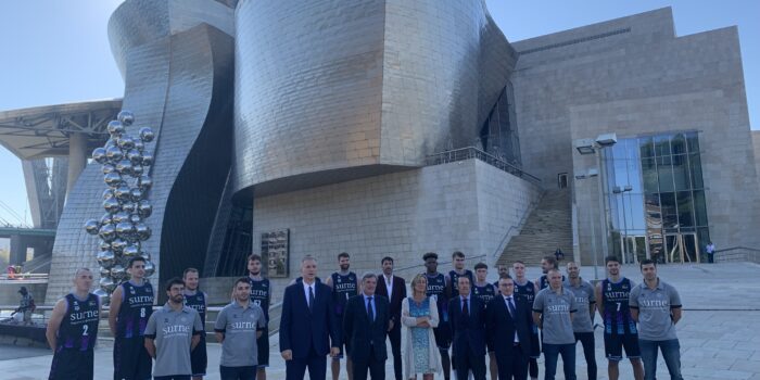 El Bilbao Basket y Surne ante el Guggenheim