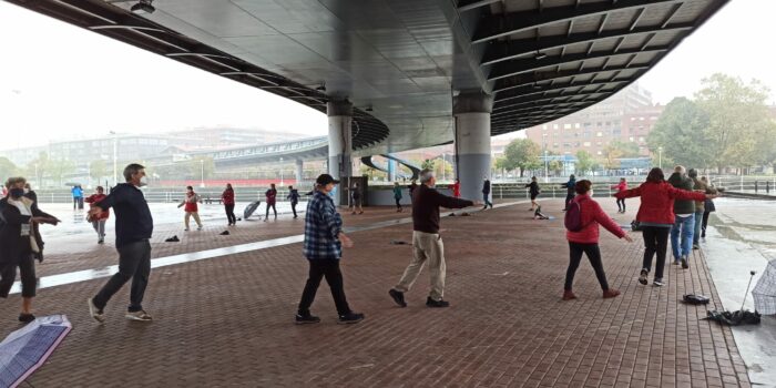 May se suma a la red de caminantes de Bilbao…¡bajo la lluvia!