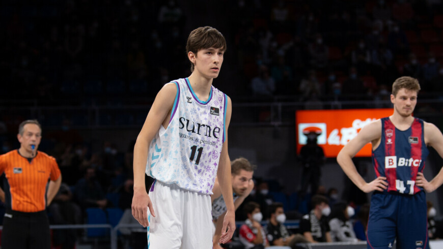 David Monge se convierte en el debutante más joven del Bilbao Basket