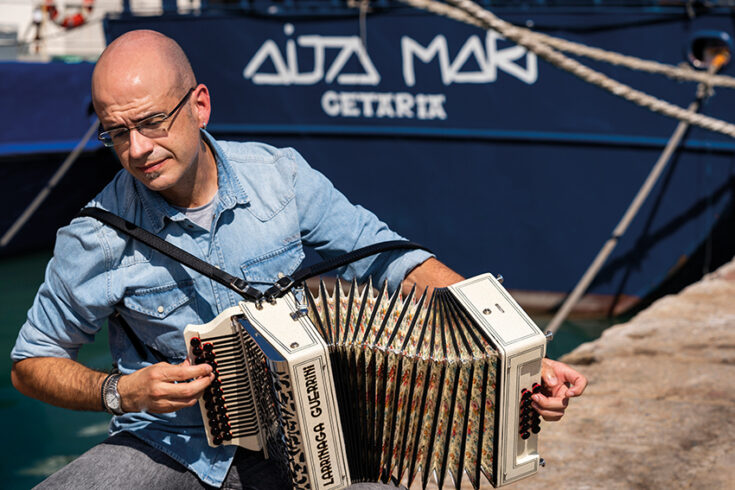 Korrontzi nos invita a embarcarnos en el buque Aita Mari de la mano de su música