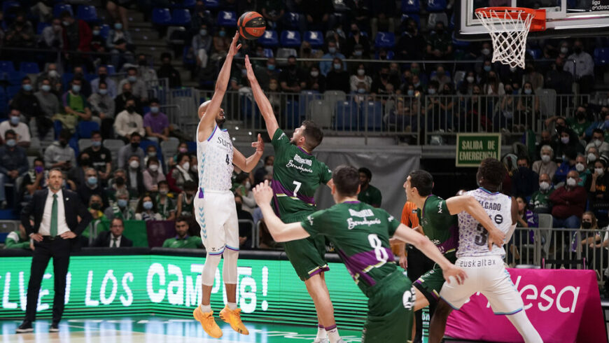 Unicaja impone su físico ante un desfondado Surne Bilbao Basket