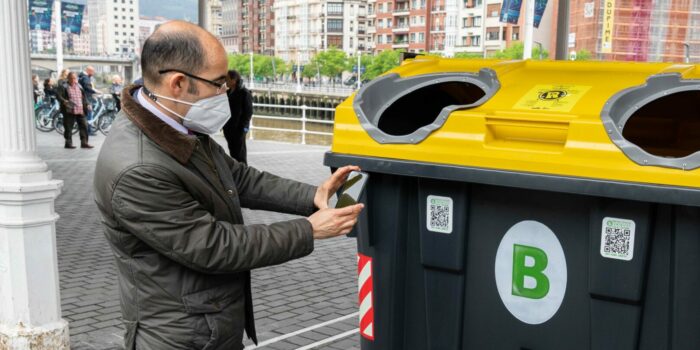 Tirar envases a cambio de patinetes eléctricos y ‘smartwatches’: llega RECICLOS a Bilbao