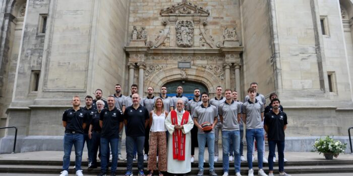 El Surne Bilbao Basket cumple con la tradición de visitar la Basílica de Begoña