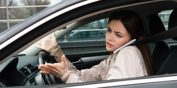 ¿Usan los bilbaínos el móvil al volante? Pues dejan de identificar el 40% de las señales
