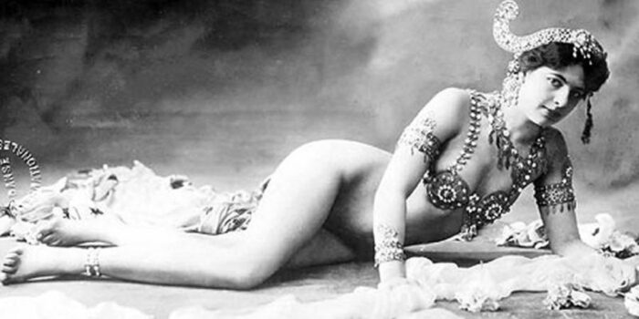 Carmen Posadas pasa revista a las espías de la historia: «Mata Hari era malísima espía, un petardo»