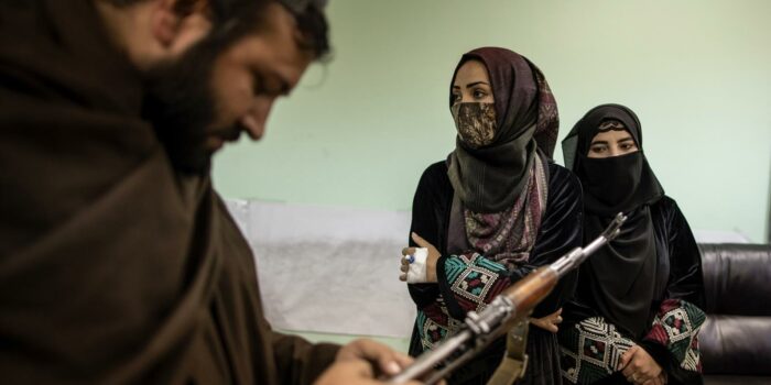 Los talibán y el horror que no cesa: Expulsan a las mujeres de la universidad y les prohíben trabajar en ONG