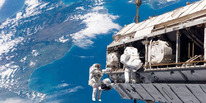 La Estación Espacial Internacional sufre fisuras: Un pequeño meteorito activa una misión de rescate