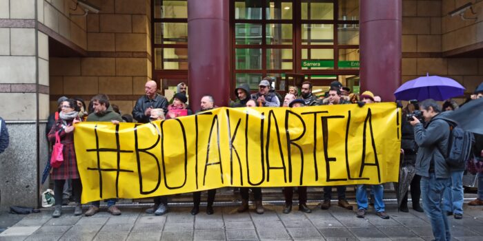 Juicio a dos antimilitaristas en Bilbao: «Importan más los muros que los daños de una guerra»