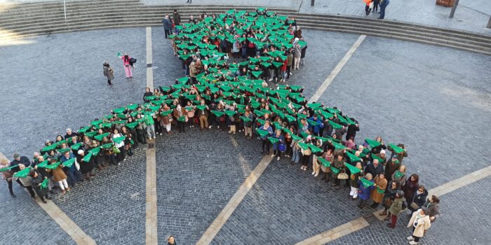 Bizkaia une fuerzas con un lazo humano solidario: «Todos y todas contra el cáncer»
