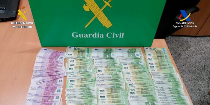 Más de 46.000 euros y 6.000 dólares sin declarar intervenidos en el aeropuerto de Bilbao