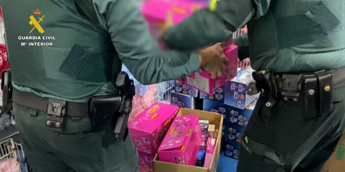 La Guardia Civil incauta 2.500 juguetes, telefonía y pirotecnia en Bizkaia: «Las falsificaciones son un peligro»