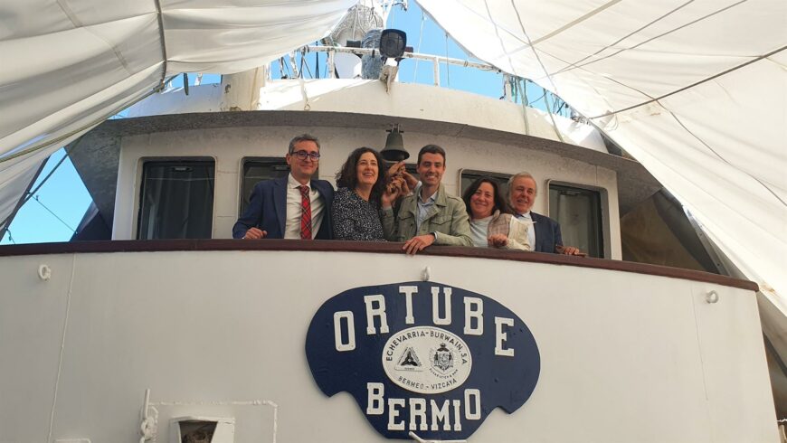 Varias instituciones firman un convenio para recuperar el pesquero Ortube de Bermeo