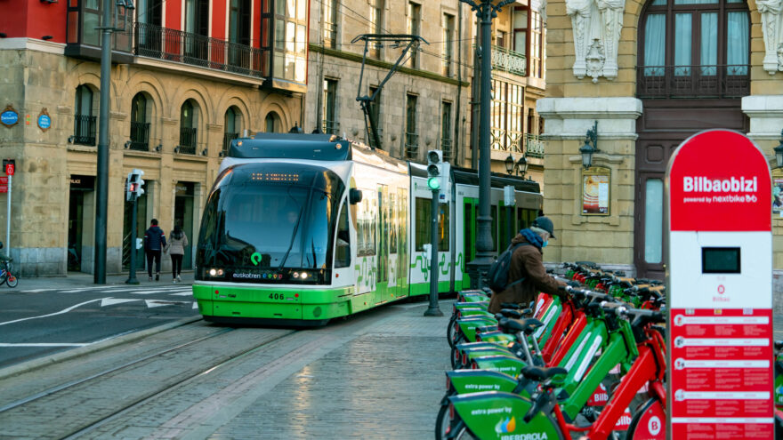 Euskotren reforzará el servicio del tranvía de Bilbao el domingo por el Athletic-Sevilla