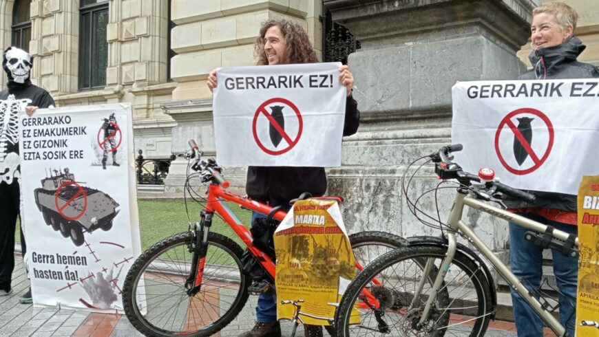 La XV marcha ciclista contra el «despilfarro» del gasto militar recorrerá el Gran Bilbao