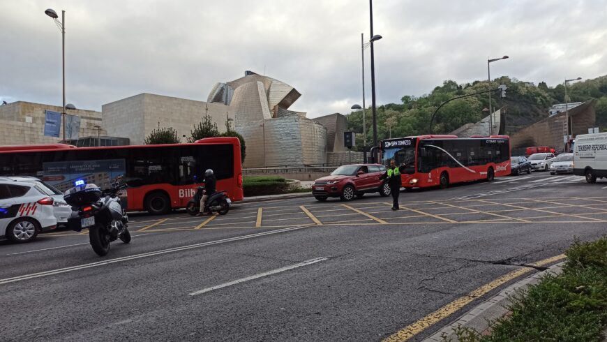 Largas retenciones y cortes complican el tráfico en Bilbao