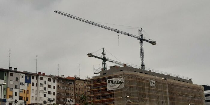 Los costes de la construcción en Euskadi caen una décima en marzo