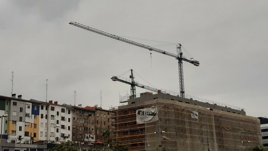 Los costes de la construcción en Euskadi caen una décima en marzo