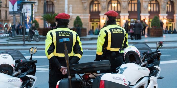 La Policía Municipal de Bilbao vigila el uso del cinturón y la retención infantil