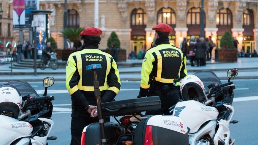 La Policía Municipal de Bilbao vigila el uso del cinturón y la retención infantil