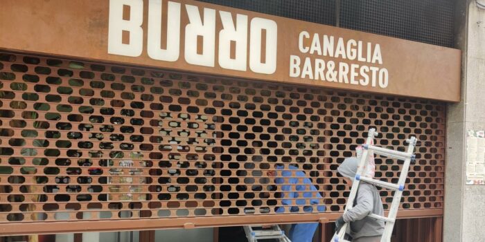 Retiran parte de la decoración de plantas artificiales del restaurante Burro Canaglia de Bilbao
