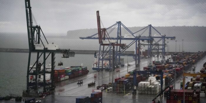 Una gabarra podría transportar piezas desde la Ría de Bilbao al Puerto
