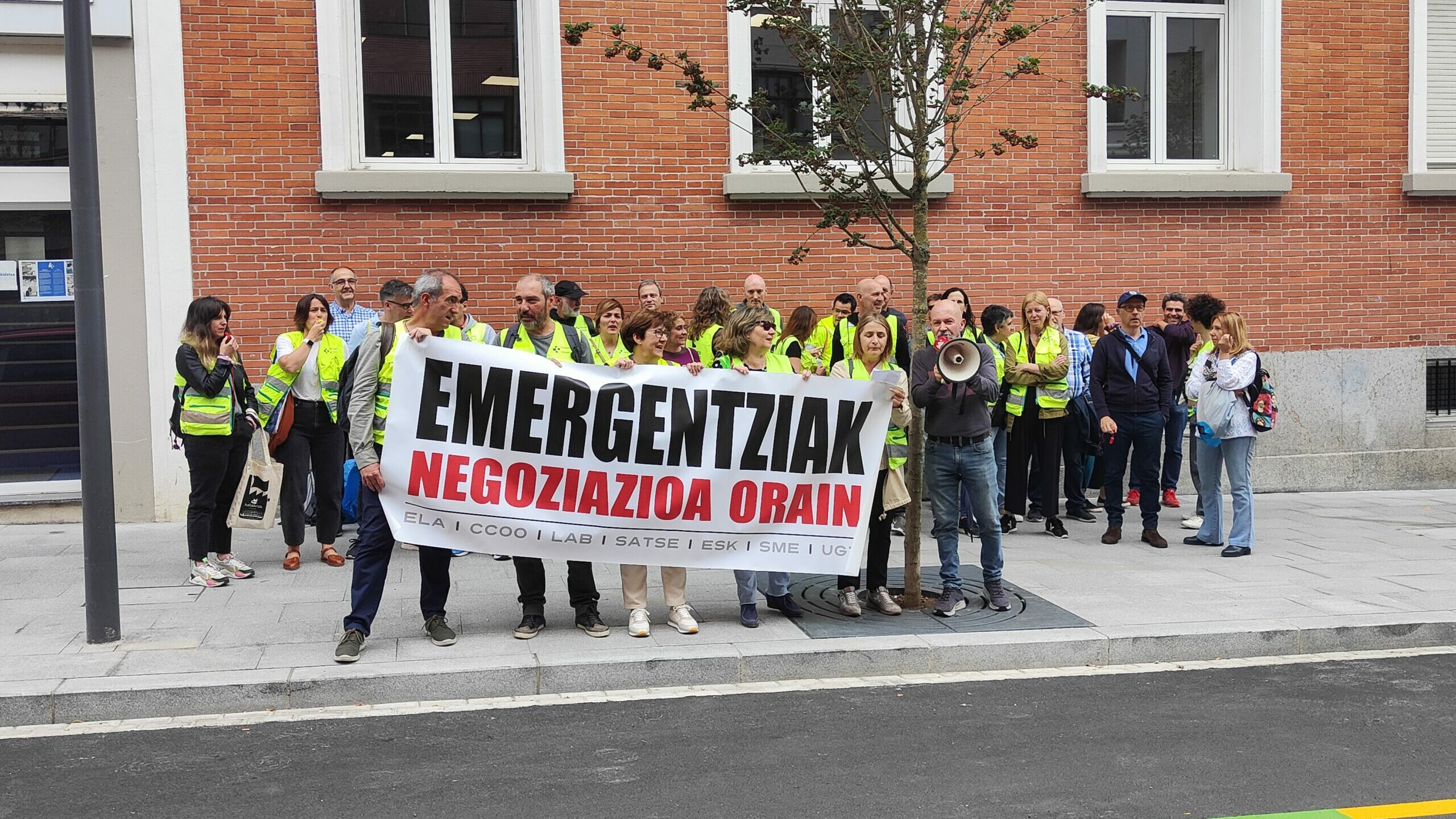 Trabajadores de emergencias se concentran para denunciar los horarios y ...