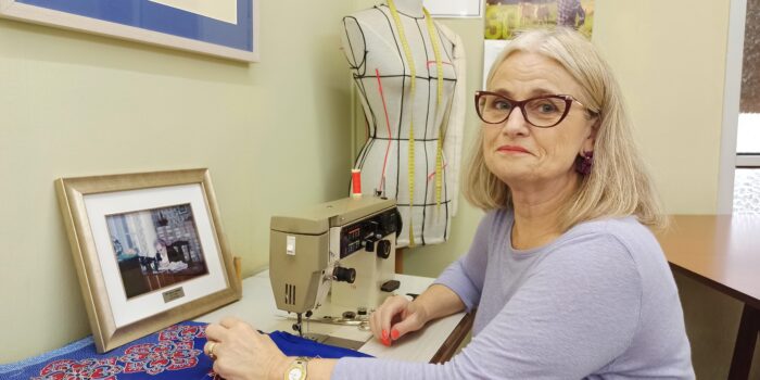Cien años entre hilos, agujas y máquinas de coser