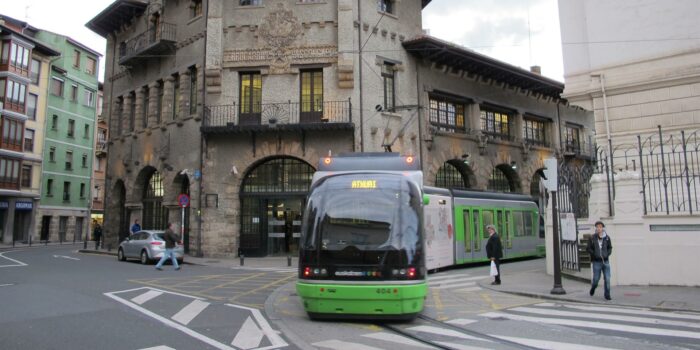 El servicio de tranvía de Bilbao se interrumpirá parcialmente este domingo por una prueba cicloturista