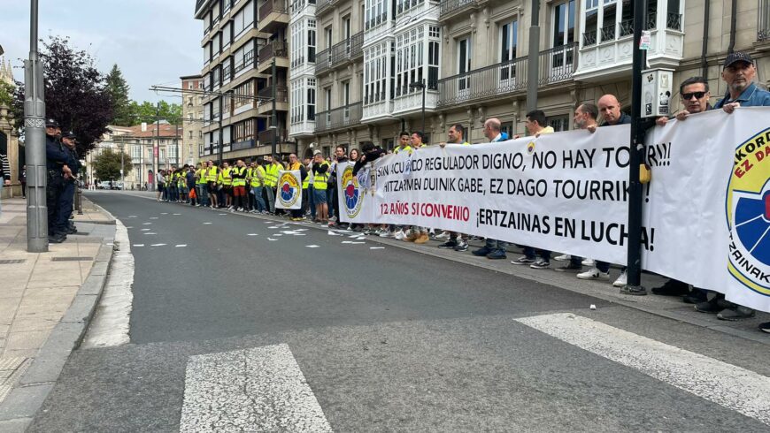 Varios sindicatos califican al Gobierno Vasco y al PNV de prepotentes por intentar crispar a la Ertzaintza