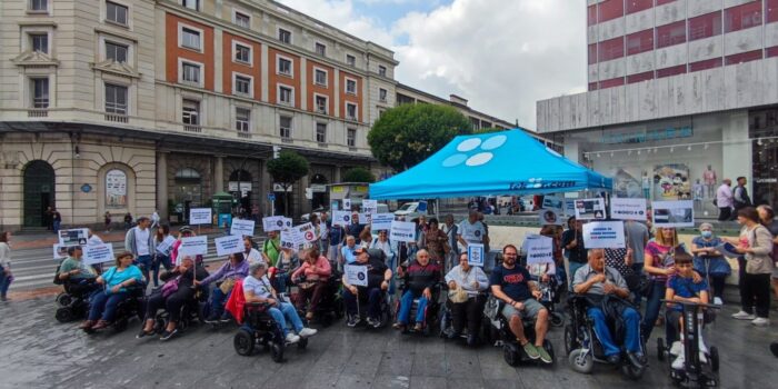 FEKOOR se concentra en Bilbao para reclamar mejor accesibilidad a los andenes Renfe