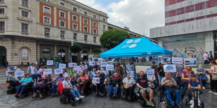 FEKOOR se concentra en Bilbao para reclamar mejor accesibilidad a los andenes de RENFE