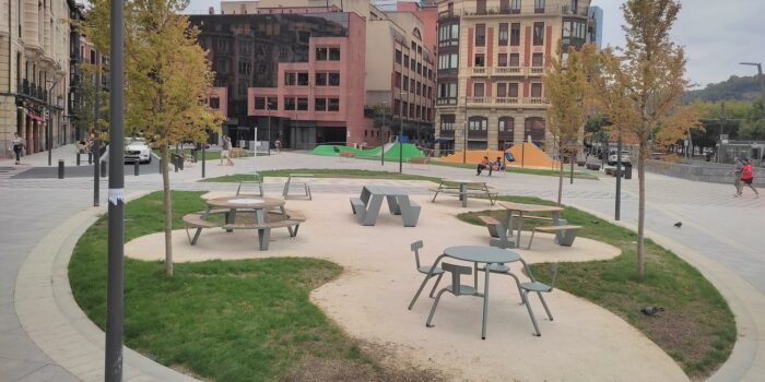 Concluyen las obras de la Plaza Pío Baroja, en Bilbao, que cuenta con un área de juegos interactivos