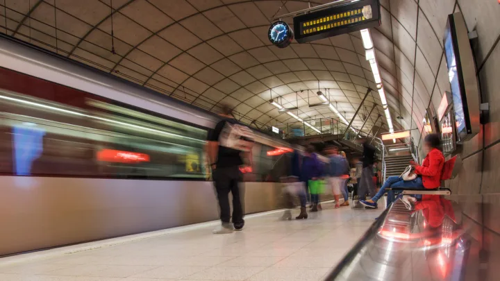 Metro Bilbao interrumpe parte de su recorrido y sufre retrasos por una avería