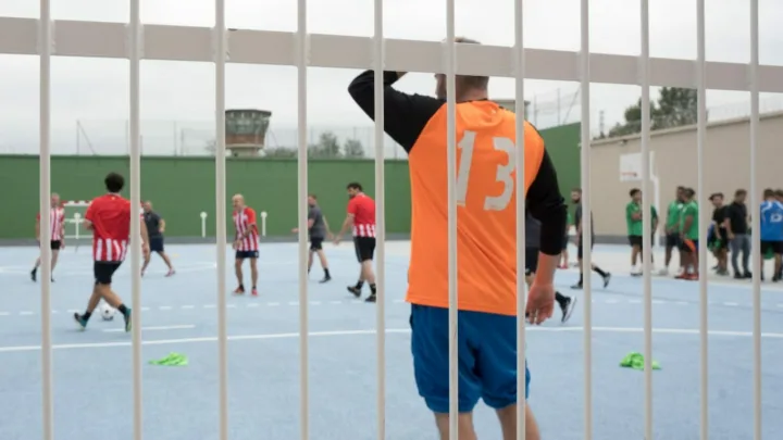 «El fútbol, deporte rey en prisión»: Fundación Athletic y Bidesari entrenan a reclusos de Basauri