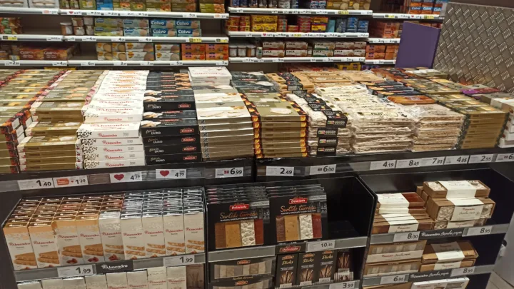 «Peladilla» antes de Navidad: El turrón invade los supermercados desde octubre