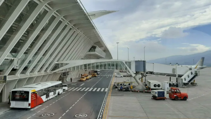 Un polizón llega al aeropuerto de Bilbao escondido en la bodega de un avión procedente de El Cairo