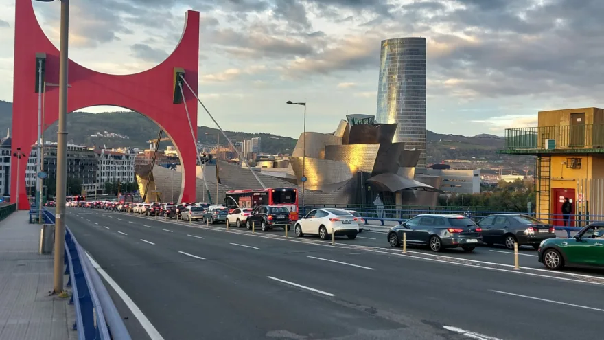 Caos en Bilbao por la huelga del sector público