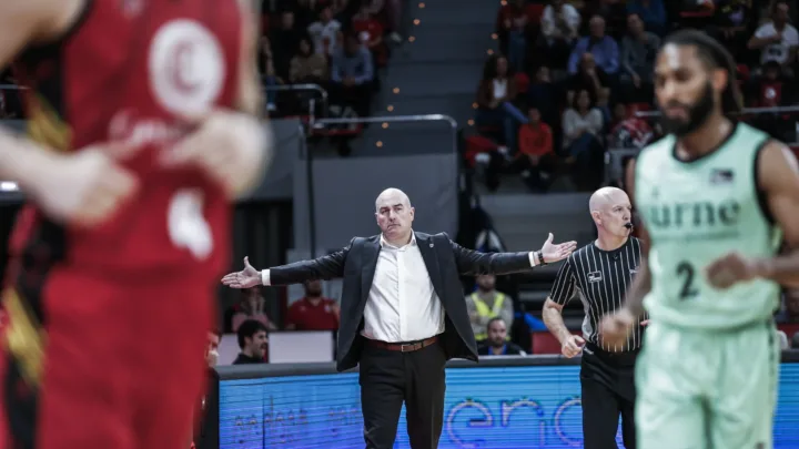 El Bilbao Basket regala 17 puntos de ventaja y cae en Zaragoza (77-63)