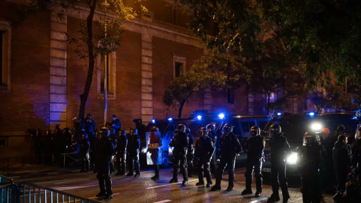Al menos 15 detenidos por desórdenes públicos en la protesta en Ferraz contra la amnistía