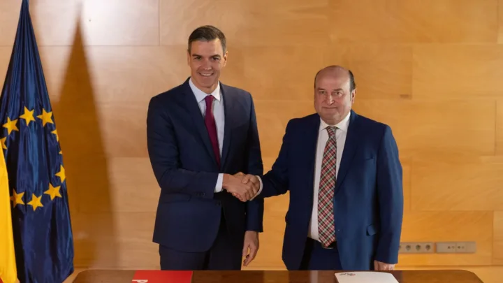 PNV y PSOE se comprometen a negociar y aprobar en año y medio la ampliación del autogobierno, que refrendarán los vascos