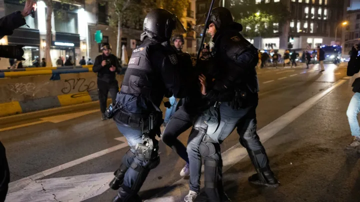 Una nueva noche de protestas en Ferraz se salda con diez detenidos y siete heridos, entre ellos un policía