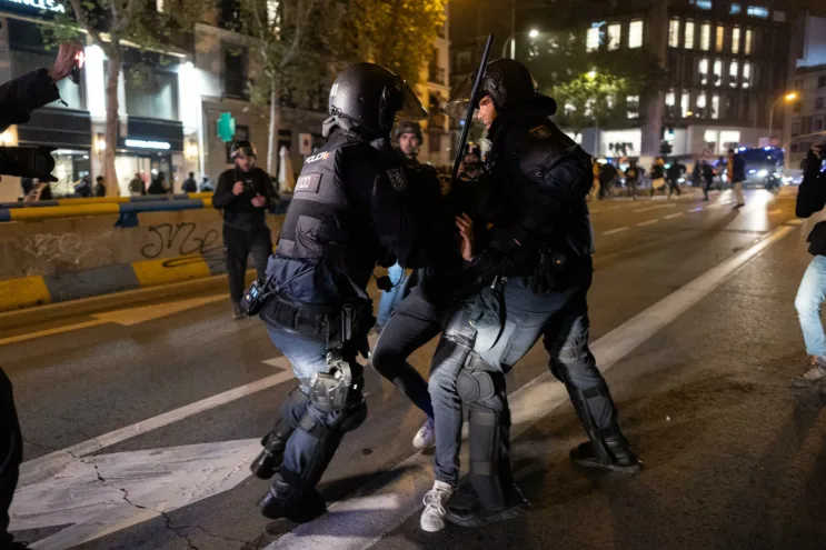 Una nueva noche de protestas en Ferraz se salda con diez detenidos y siete heridos, entre ellos un policía