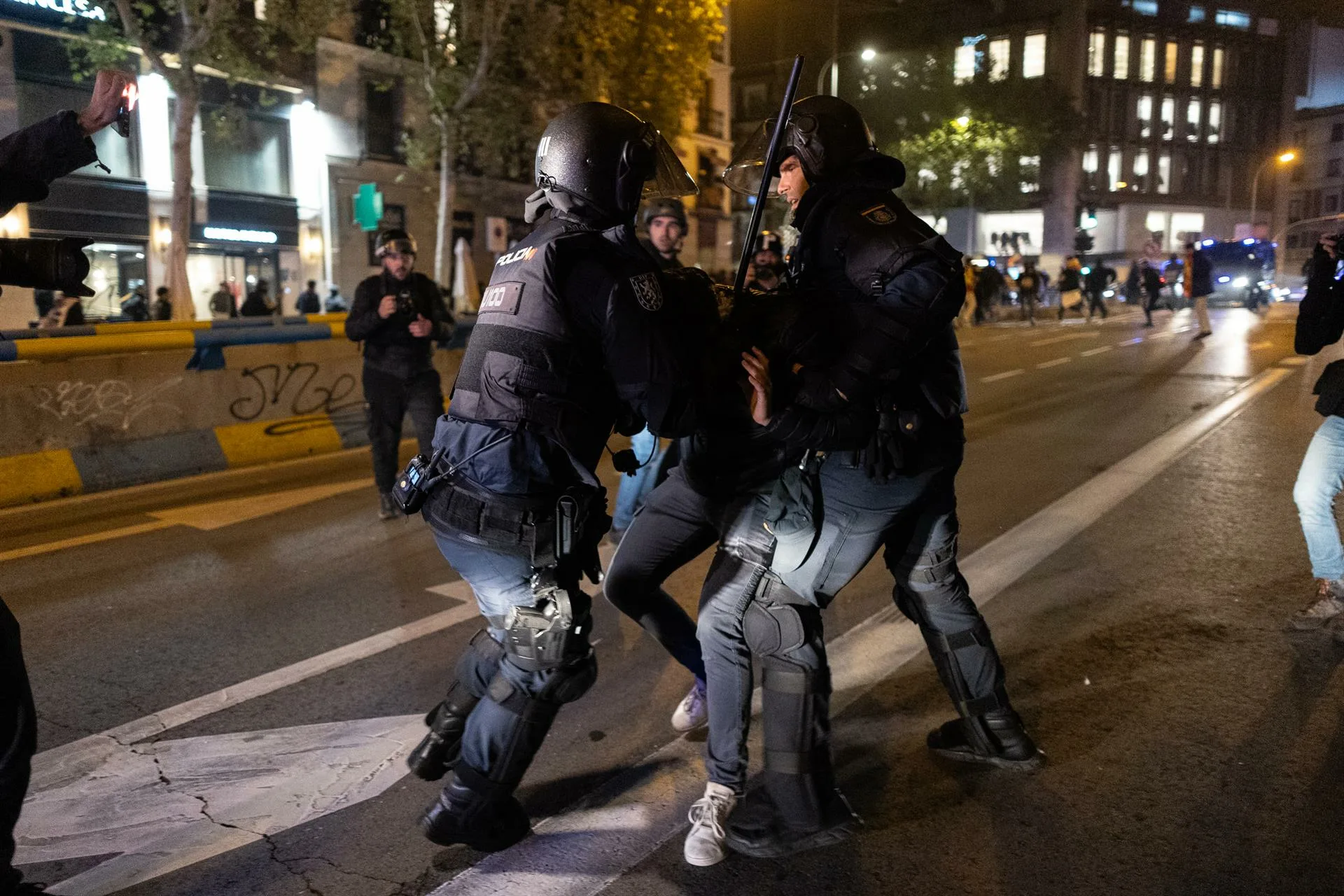 Una nueva noche de protestas en Ferraz se salda con diez detenidos y siete  heridos, entre ellos un policía