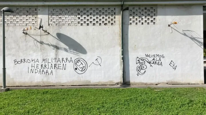 La Policía Nacional detiene al autor de las pintadas alusivas a ETA en las calles y pórtico de la iglesia de Sodupe