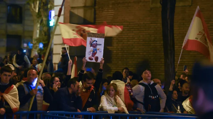 Unos 400 manifestantes se vuelven a concentrar por decimoséptimo día en Ferraz contra la amnistía