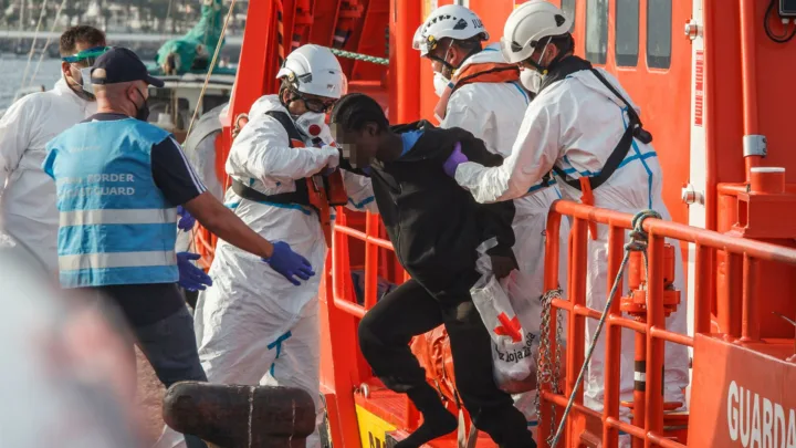 Rescatado un nuevo cayuco con 44 personas en aguas próximas a Gran Canaria