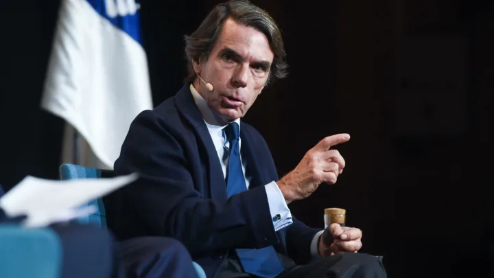 Aznar cree que la ley de amnistía del PSOE ya recoge la «posible sentencia» favorable del TC